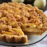 Tarte Crumble aux Pommes et Caramel Beurre Salé